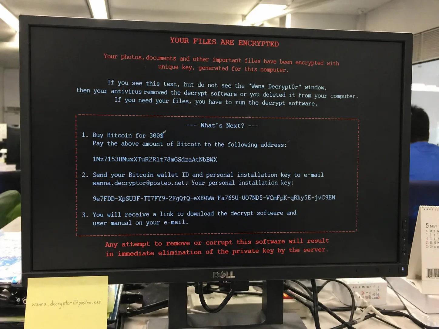 ビットコインの支払いを要求する Wana Decryptor ランサムウェアの画面——業務が停止している